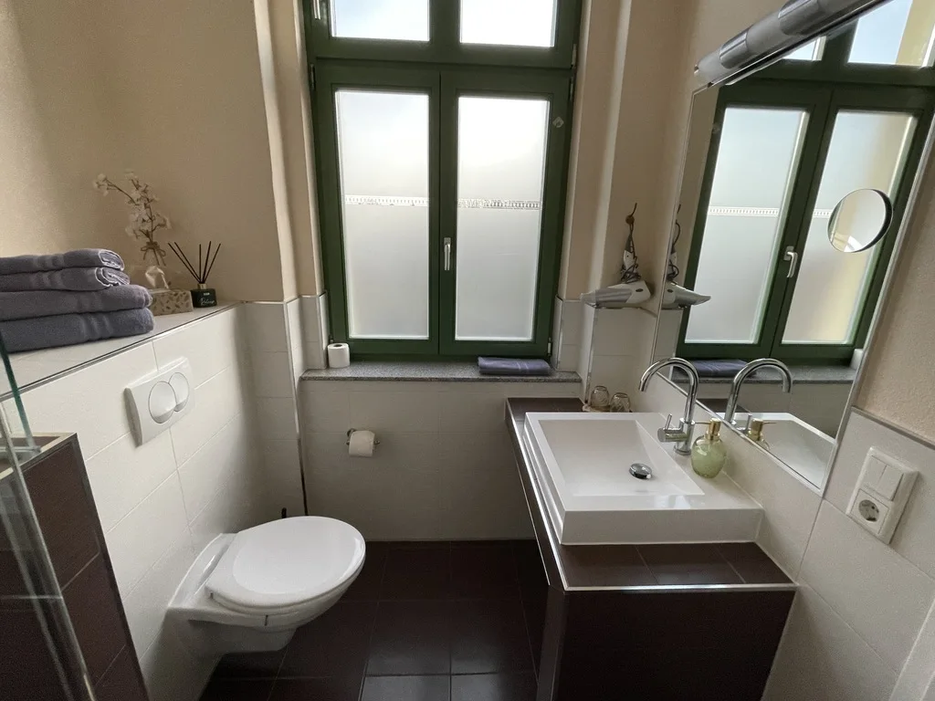 Doppelzimmer_mit_Balkon_Burghof_Goerlitz_Bad_mit_Fenster