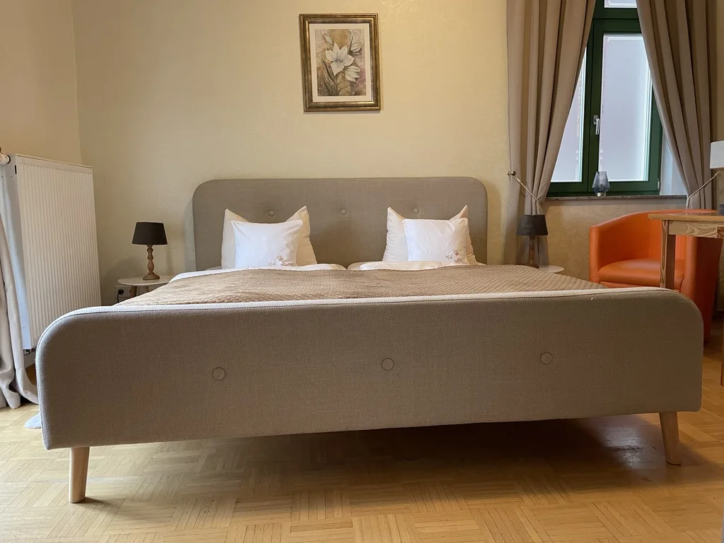 Doppelzimmer_mit_Balkon_Burghof_Goerlitz_Doppelbett