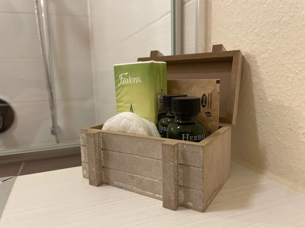 Einzelzimmer_Balkon_Goerlitz_Bad_Hygieneartikel