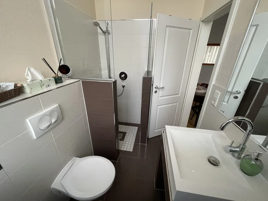 Familienzimmer_Burghof_Goerlitz_Dusche_WC_Bad