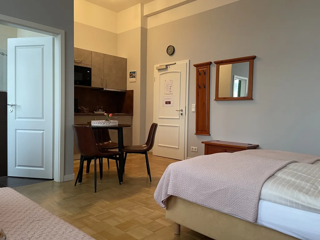 Familienzimmer_Burghof_Goerlitz_blick_in_Wohnbereich