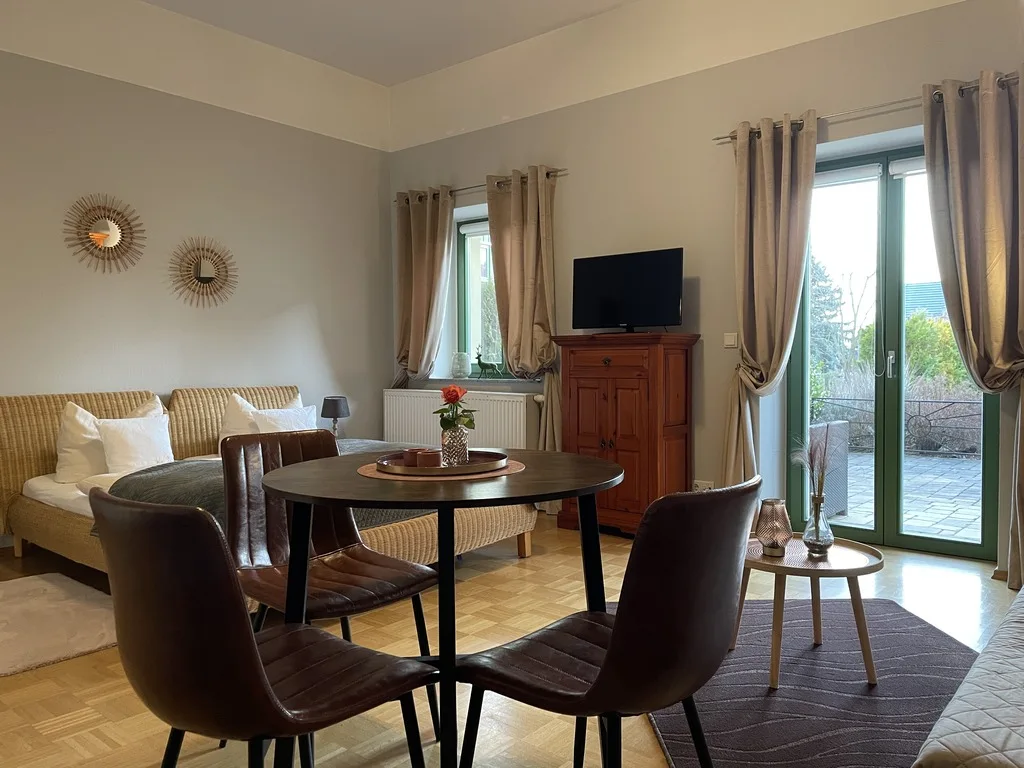 Ferienwohnung_mit_Terrasse_Wohn_und_Schlafbereich