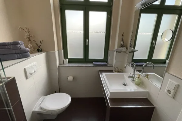 Doppelzimmer_mit_Balkon_Burghof_Goerlitz_Bad_mit_Fenster