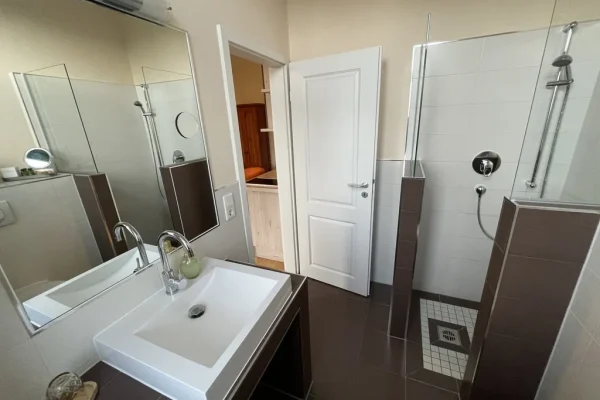 Doppelzimmer_mit_Balkon_Burghof_Goerlitz_Badezimmer
