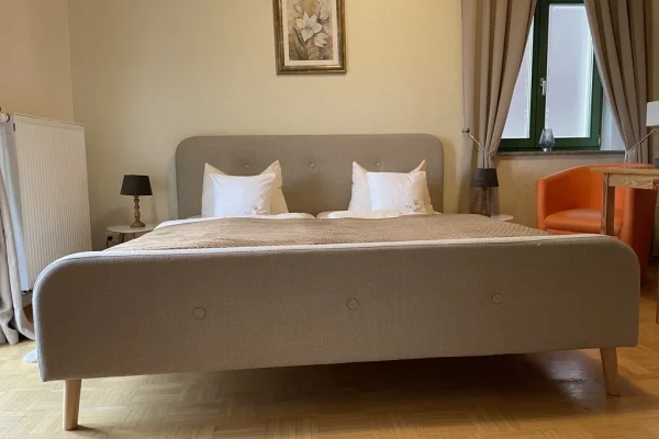 Doppelzimmer_mit_Balkon_Burghof_Goerlitz_Doppelbett