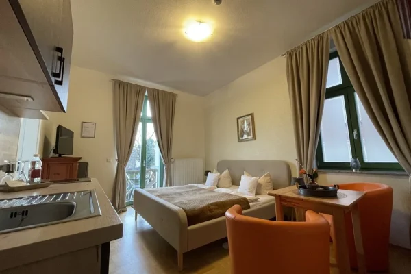 Doppelzimmer_mit_Balkon_Burghof_Goerlitz_Wohn_und_Schlafbereich