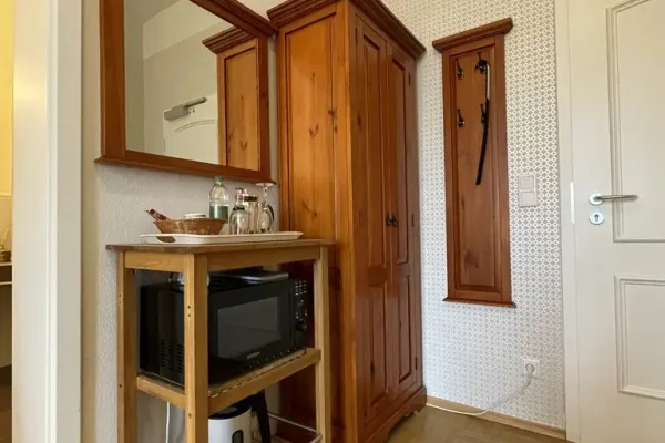 Einzelzimmer_Balkon_Goerlitz_Eingangsbereich