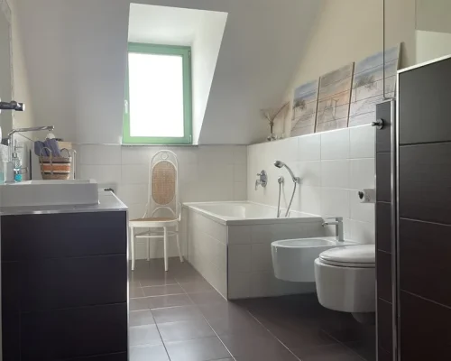 Ferienwohnung_Burghof_Dachgeschoss_Badezimmer_WD_WC_Badewanne