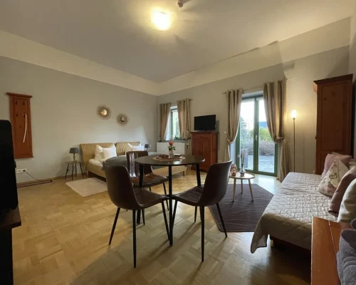 Ferienwohnung_mit_Terrasse_Familienzimmer
