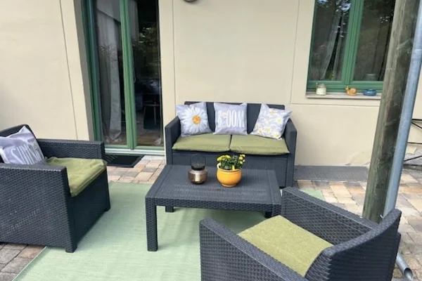 Ferienwohnung_mit_Terrasse_Sitzgruppe_außen