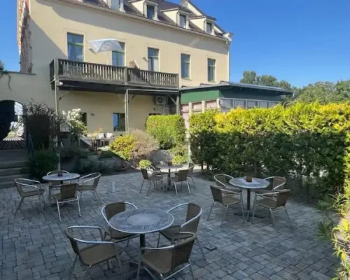 Zimmervermietung_Burghof_Görlitz_Hinterhof_mit_Terrasse