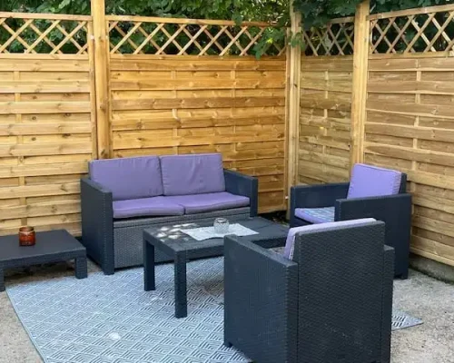 Zimmervermietung_Burghof_Görlitz_Sitzecke_im_Garten